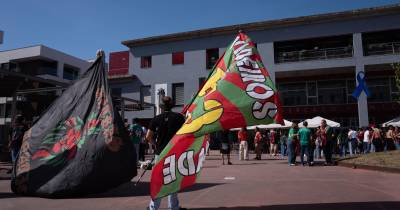 Adeptos do Marítimo concentram-se antes do jogo com o Torreense.