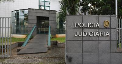 A operação insere-se numa investigação em curso, dirigida pelo DIAP do Funchal, no âmbito da qual já tinham sido apreendidas, em outubro passado, várias encomendas postais contendo cerca de 25 quilos de drogas sintéticas.