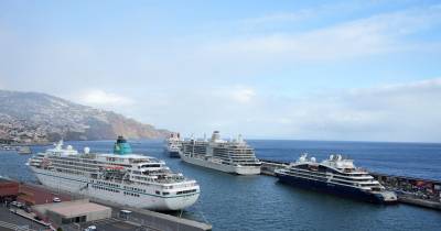 Seis embarcações de luxo animam Porto do Funchal