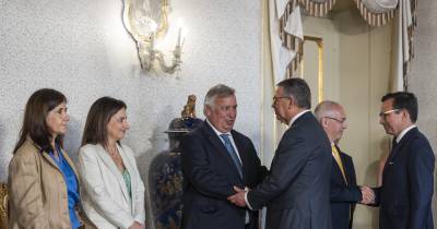 O Presidente da República, António José Seguro, e o vice-presidente da Assembleia da República, Marcos Perestrello, cumprimentam os quatro novos juízes do Tribunal Constitucional, Maria Paula Ribeiro Faria, Gabriela Cunha Rodrigues, Joaquim Cardoso da Costa e Luis Filipe Lameiras, eleitos pelo Parlamento em lista conjunta de Partido Social Democrata (PSD), Chega e Partido Socialista, durante a cerimónia de tomada de posse, no Palácio de Belém.