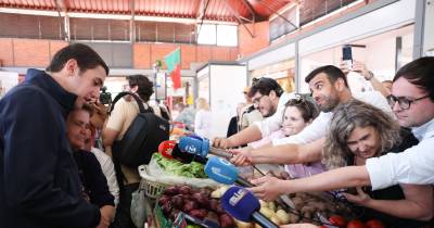 O cabeça de lista às eleições europeias da Aliança Democratica, Sebastião Bugalho, durante a visita ao mercado de Faro.