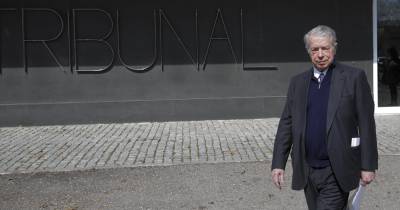 No final de setembro, a defesa de Ricardo Salgado apresentou nos dois processos em que o ex-banqueiro está a ser julgado um requerimento a pedir o arquivamento dos autos, face ao diagnóstico comprovado de Alzheimer.