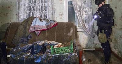 A Rússia tem intensificado ataques diurnos na Ucrânia e a alvos civis (na foto, uma casa em Kharkiv). Ucrânia retalia.