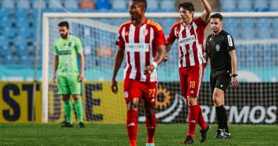 Nenê bisou na partida.