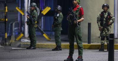 As advertências vindas de Washington consubstanciaram-se inicialmente na maior mobilização militar já vista no mar das Caraíbas, com o porta-aviões USS Gerald Ford, o maior da Marinha dos Estados Unidos, na frente de ataque.