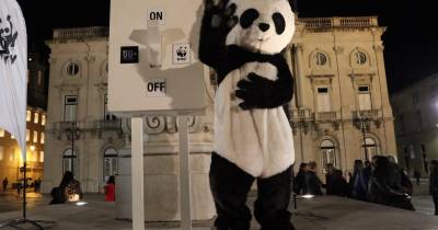 A iniciativa, promovida ela WWF, é reconhecida pelo desligar de luzes e de aparelhos eletrónicos não-essenciais.