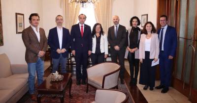 O líder parlamentar do PSD diz que o documento agrega as pretensões dos três partidos que garantem a maioria parlamentar.