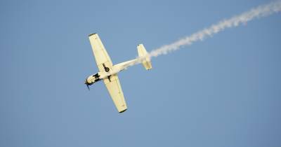 Avião transportava pessoas para um salto de paraquedas.