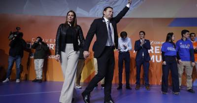 O presidente do Partido Social Democrata (PSD), Luís Montenegro, acompanhado pela mulher, no final da sua intervenção na convenção da Aliança Democrática (AD).