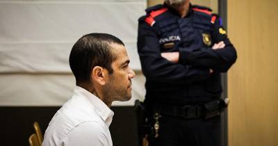 O futebolista Dani Alves, condenado em Espanha pela violação de uma mulher, pagou um milhão de euros de caução e saiu hoje da prisão.