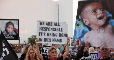 Em Telavive, israelitas também protestam contra a guerra em Gaza, onde a população, especialmente as crianças, estão a morrer à fome.
