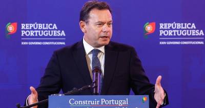 O primeiro-ministro, Luís Montenegro, intervém durante a cerimónia de assinatura de termos de responsabilidade no âmbito do Programa de Apoio ao Acesso à Habitação. Os acordos assinados com os municípios da região de Lisboa e Vale do Tejo, permitirão acelerar as candidaturas ao Programa de Apoio ao Acesso à Habitação, financiado pelo Plano de Recuperação e Resiliência (PRR).