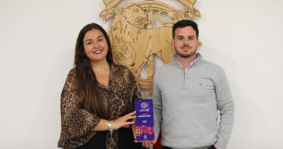 Margarida Lemos Gomes, diretora de Imprensa da equipa feminina verde-rubra, e Nuno Pereira, diretor de comunicação do Marítimo, receberam o troféu correspondente ao período de março.