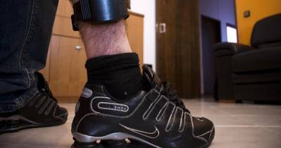 O detido violou as medidas que lhe haviam sido aplicadas, nomeadamente a vigilância por pulseira eletrónica.