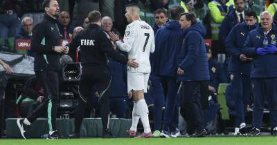 O capitão da seleção portuguesa viu vermelho direto no encontro em Dublin aos 61 minutos, quando Portugal perdia por 2-0, na sequência de um lance em que deu uma cotovelada a um adversário, com o videoárbitro a indicar vermelho direto.