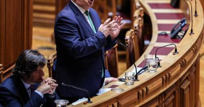 O ministro da Agricultura e Mar, José Manuel Fernandes, usa da palavra no debate parlamentar na Assembleia da República em Lisboa, 19 de junho de 2026.