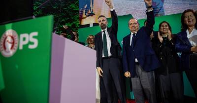 O secretário geral do Partido Socialista, Pedro Nuno Santos, ladeado pelo presidente do PS, Carlos César, durante a apresentação do programa eleitoral do PS, no Teatro Thalia, em Lisboa, 11 de fevereiro de 2024.