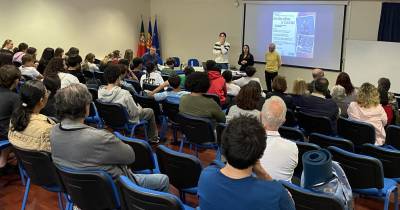 Projeto intergeracional une alunos e seniores em palestra sobre a importância do exercício físico