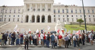 Também hoje, reformados, pensionistas e idosos protestaram durante uma tribuna pública em frente à Assembleia da República.