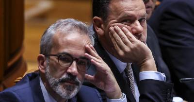 O primeiro-ministro, Luis Montenegro, acompanhado pelo ministro dos Negócios Estrangeiros, Paulo Rangel, no debate parlamentar na Assembleia da República em Lisboa.