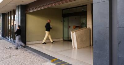 Teve início esta manhã o julgamento de um homem acusado de colocar um explosivo no carro de uma professora em São Vicente.