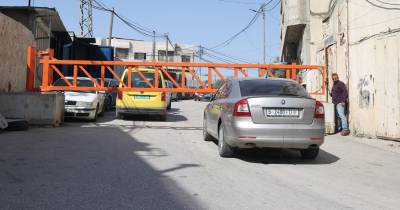 Portões de ferro fechados, instalados pelas forças israelitas na entrada principal da vila de Al Fundoq, perto da cidade de Salfit, Cisjordânia.