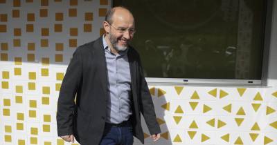 O porta-voz do Livre, Rui Tavares, durante uma ação do Livre na visita à creche Centro Infantil Maria de Monserrate em Lisboa para a campanha para as eleições de 10 de março.