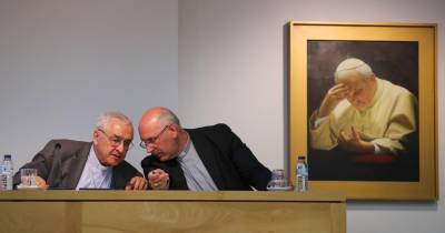 O presidente da Conferência Episcopal Portuguesa, José Ornelas (E), conversa com o bispo de Coimbra, Virgílio Antunes (D), durante a conferência de imprensa no final da 209.ª Assembleia Plenária da Conferência Episcopal Portuguesa, em Fátima.