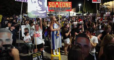 Israelitas, entre os quais familiares dos reféns ainda nas mãos do Hamas, protestam contra Netanyahu.