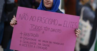 Participantes durante a manifestação ‘Não nos Atirem Burkas para os Olhos’, organizada pela historiadora e professora universitária Raquel Varela, no Porto.
