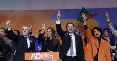 O presidente do Partido Social Democrata (PSD), Luís Montenegro, com o presidente do CDS-PP, Nuno Melo, no final da convenção da Aliança Democrática (AD).