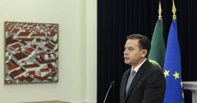 O Primeiro-Ministro, Luís Montenegro, fala aos jornalistas durante uma declaração após a reunião do Conselho de Ministro.