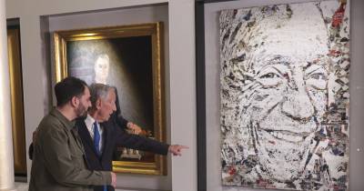 O Presidente da República, Marcelo Rebelo de Sousa, acompanhado pelo artista Alexandre Farto, também conhecido como Vhils, durante a apresentação do seu retrato oficial.
