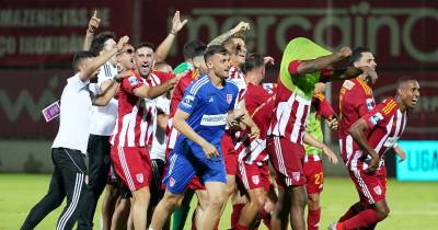 Jogadores do AVS festejam a vitória frente ao Portimonense e consequente subida à I Liga de Futebol no final do jogo realizado no Estádio do Clube Desportivo das Aves em Vila das Aves.