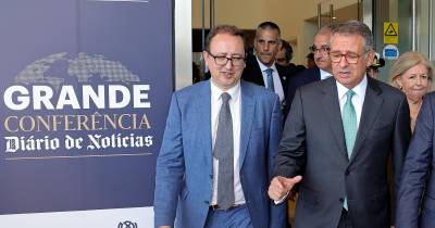 O Presidente da República, António José Seguro, ladeado pela presidente da Fundação Champalimaud, Leonor Beleza e pelo diretor do Diário de Notícias Filipe Alves, durante a Grande Conferência Anual do Diário de Notícias, na Fundação Champalimaud, em Lisboa.