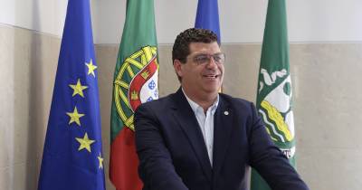Na abertura da conferência ‘Porto Santo: Cuidar, incluir e Transformar’, Nuno Batista apontou os apoios sociais da autarquia à população. No evento, foi apresentado o Estudo de Caracterização da População Idosa (65+).