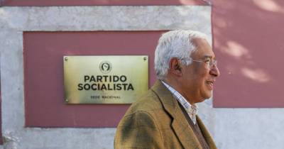 O secretário geral do Partido Socialista (PS) cessante, António Costa, após uma reunião com o secretário geral eleito do PS, Pedro Nuno Santos, na sede do PS, em Lisboa.