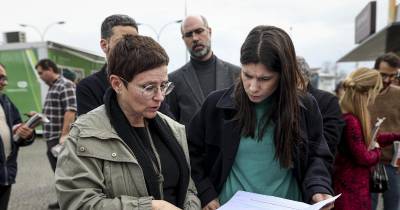 A coordenadora do Bloco de Esquerda (BE), Mariana Mortágua acompanhada pela vereadora do Movimento Evoluir Oeiras, Carla Castelo, durante a visita ao centro de Algés, para falar sobre os impactos das cheias e erros urbanísticos.