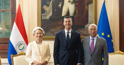 Ursula von der Leyen e António Costa com o Presidente do Paraguai.