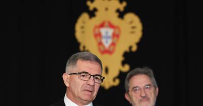 O coordenador regional do Partido Comunista Português (PCP) da Madeira, Edgar Silva (E), acompanhado por José Esteves (D), fala aos jornalistas no final de um encontro com o Presidente da República.