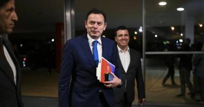 Acompanhado pela mulher, o líder do PSD e da coligação Aliança Democrática (AD) votou hoje, pelas 11:10, na Escola Primária n.º 2 em Espinho, no distrito de Aveiro, onde reside.