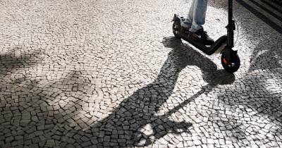 O homem conduzia uma trotinete elétrica quando sofreu um aparatoso despiste, ficando ferido na cabeça.