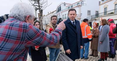 O primeiro-ministro, Luís Montenegro, durante uma visita às zonas afetadas pelas cheias, em Alcácer do Sal.