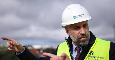 O secretário-geral do Partido Socialista (PS), Pedro Nuno Santos, durante uma visita às obras da Linha do Oeste, no troço entre Meleças e Torres Vedras, em Sintra.