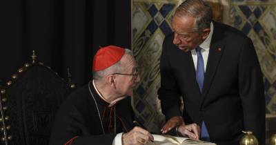 O secretário de Estado do Vaticano, Pietro Parolin, assinou esta manhã o livro de honra do Palácio de Belém, onde foi recebido por Marcelo Rebelo de Sousa.