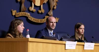 O deputado do PS Madeira desafiou os jovens a se tornarem cidadãos mais ativos e exigentes.