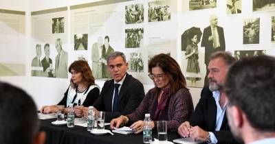 A obra ‘Reflexões no Tempo: Dos Passos Revisitado’ foi apresentada, esta tarde, no Centro Cultural John dos Passos (CCJDP).