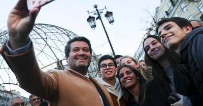 O presidente do Chega (CH), André Ventura, tira uma selfie durante um passeio pelas ruas da baixa lisboeta e visita ao mercado de Natal, na praça do Rossio, Lisboa, 23 de dezembro de 2023.