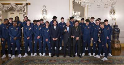 O Presidente da República, Marcelo Rebelo de Sousa, acompanhado pelo presidente da Federação Portuguesa de Futebol, Pedro Proença, e pelo selecionador de futebol sub 17, Bino Maçães, posa para a fotografia com atletas da seleção sub-17 que se sagrou campeã do mundo de futebol, no Palácio de Belém, em Lisboa.