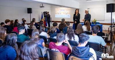 Rubina Leal participa em palestra sobre 50 anos da Autonomia